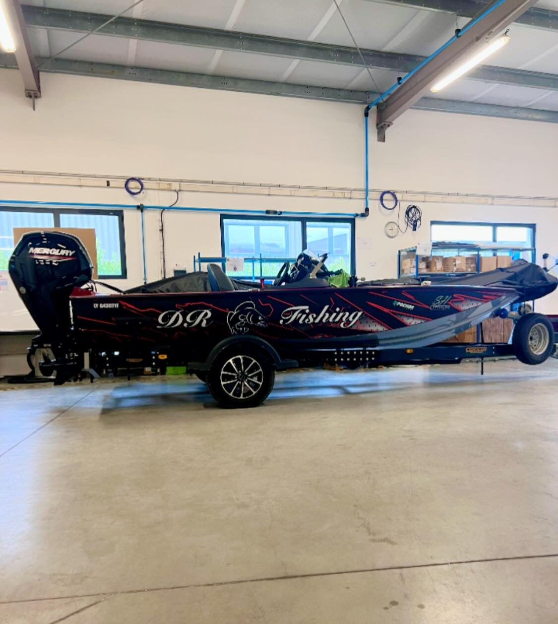 Bateau DR Fishing entrepôt