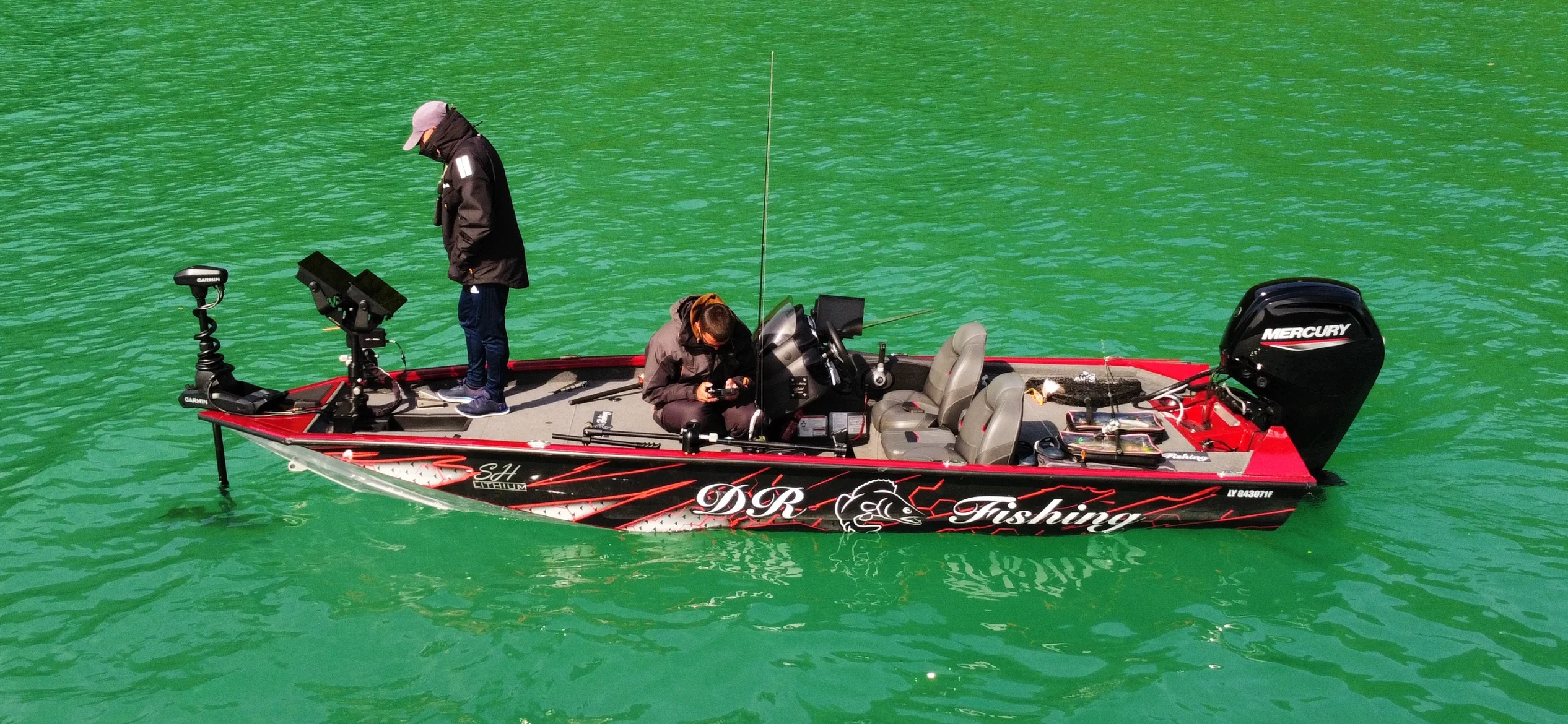 Bateau DR Fishing sur l'eau